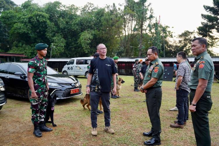 Tingkatkan Kemampuan K9 TNI, Panglima TNI Tinjau Pelatihan Anjing Pelacak di Bogor