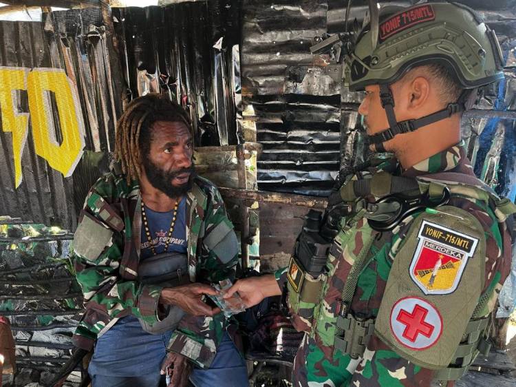 Peduli Masyarakat Pelosok, Satgas Yonif 715/Mtl Aktif Gelar Chek Kesehatan Berkala