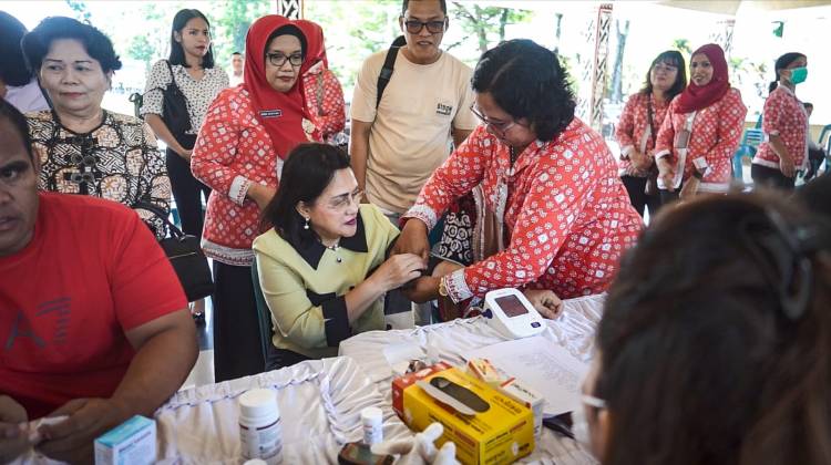 Pemeriksaan Kesehatan Gratis dan Donor Darah, Ny Liswati Silalahi Periksa Tekanan Darah