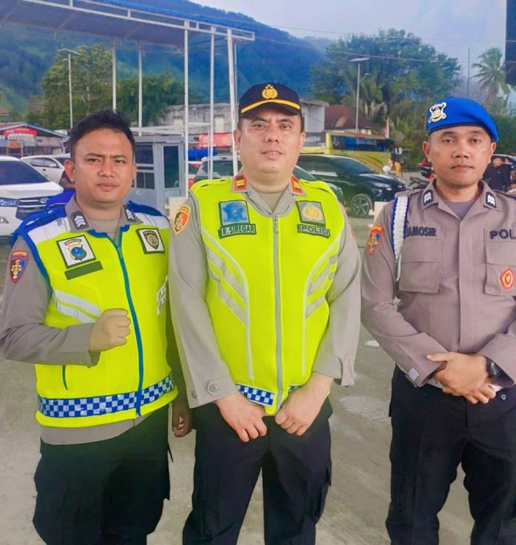 Kapolsek Simanindo Pantau Kelancaran Penyebrangan di Pelabuhan Ambarita
