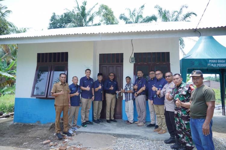 PLN UP3 Binjai Hadirkan Berkah Idulfitri bagi Warga Langkat Melalui Bantuan Bedah Rumah