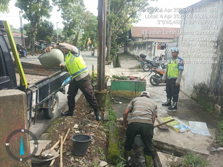 Personil Pospam 1 Siantar Gotong.Royong Bersihkan Parit