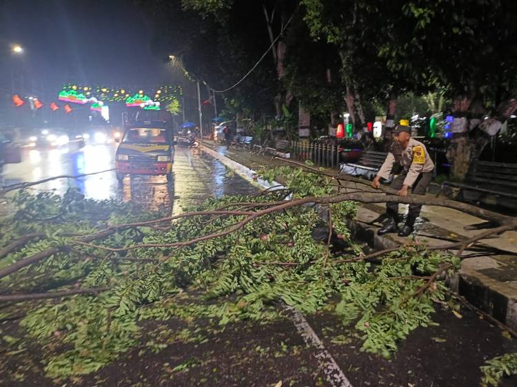 Personil Polsek Siantar Barat Respon Cepat Bersihkan Ranting Pohon yang Menghalangi Badan Jalan Merdeka