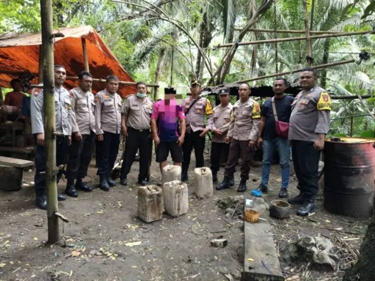 Polsek Tobelo Gerebek Lapak Produksi Miras Captikus, 100 Liter Saguer Dimusnahkan