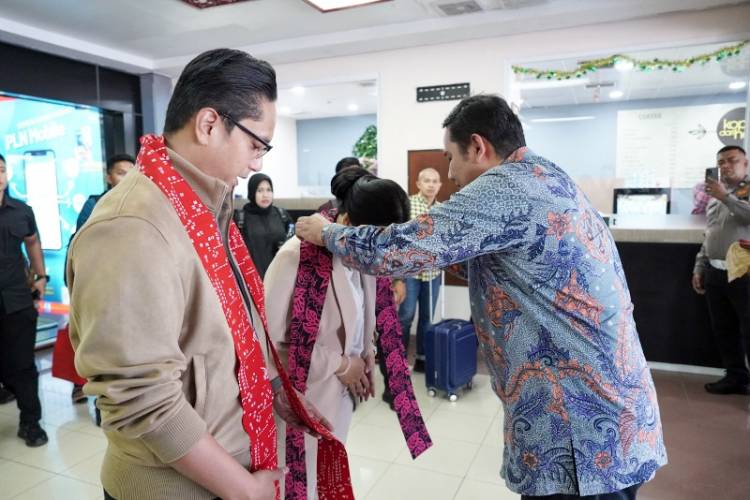 Ikuti Muskomwil I APEKSI, Kedatangan Rico Waas dan Ketua TP PKK Disambut Pengalungan Selempang di Bandara Minangkabau