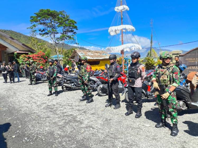 TNI-Polri Bersinergi melaksanakan pengamanan ibadah perayaan Jumat Agung di Puncak Jaya