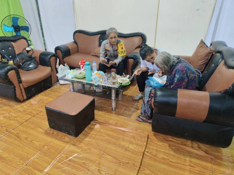 Kapolres Pematangsiantar Bantu Seorang Nenek Pikun Diduga Tersesat, Berikan Makan dan Baju Baru