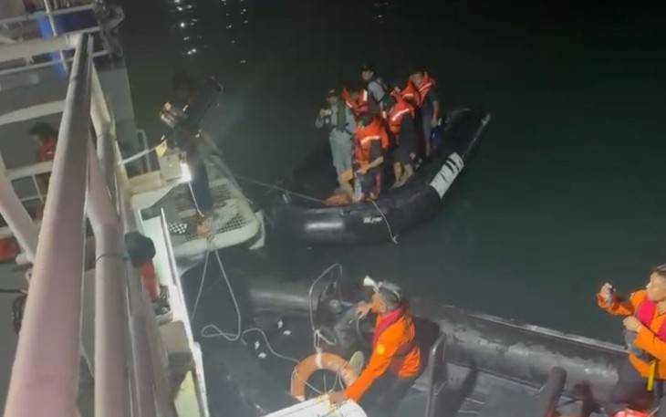 Bakamla RI Evakuasi 12 Kru Kapal Terbakar di Perairan Banten