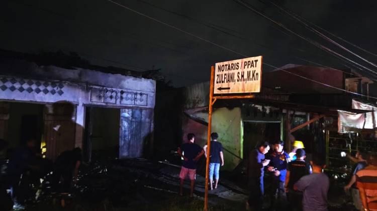 Kebakaran Ruko Notaris dan Toko Ponsel Merangkap Jual Bensin Eceran