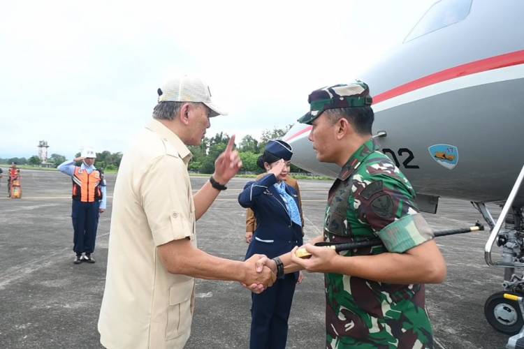 Danlanud Sultan Hasanuddin Sambut Kedatangan Menhan RI di Makassar