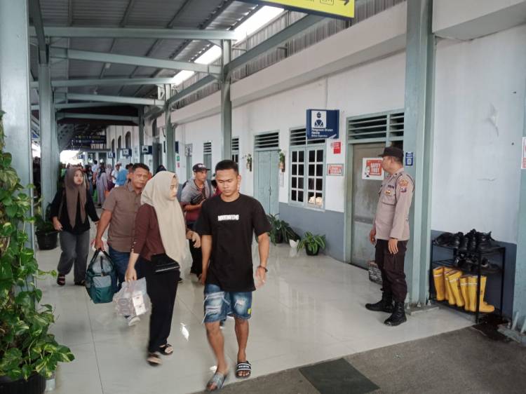 Personil Polres Pematangsiantar Laksanakan Pengamanan Angkutan Lebaran Tahun 2025 di Stasiun Kereta Api Siantar