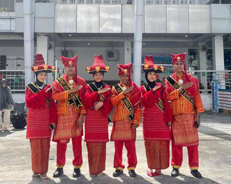 Pelindo Belawan Sambut Penumpang Kapal dengan Berbusana Adat