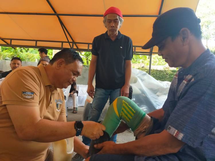 Anggota DPRD  Deliserdang  Dahnil Ginting Bersama Universitas Panca Budi Medan  Bagikan 1000 Kaki Palsu