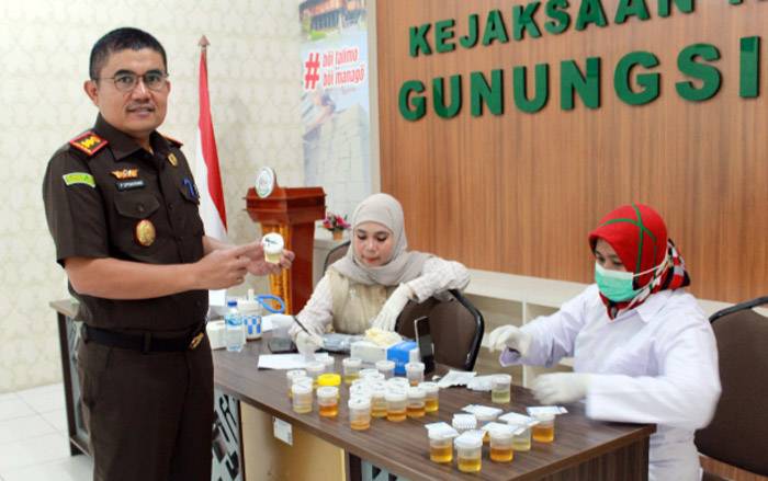 Hari Pertama Kerja, Kejari Gunungsitoli Lakukan Tes Urine Seluruh Jaksa dan Pegawai