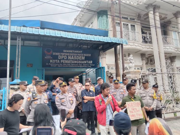 Gerilyawan Desak Robin Manurung SH Berhenti dari Jabatan DPRD, Pasca Unras di DPD Nasdem dan Kantor DPRD