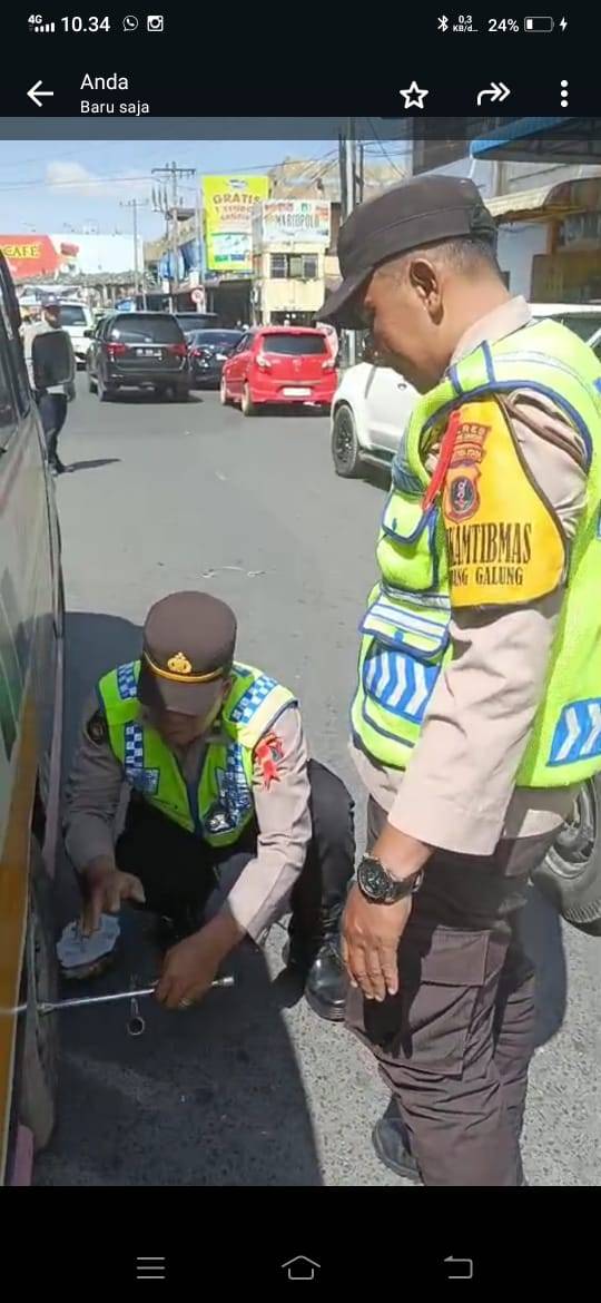 Aksi Mulia Personel Polres Pematangsiantar Bantu Pemudik yang Alami Pecah Ban Kendaraan di Jalan