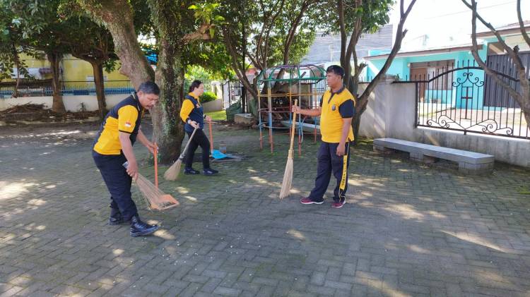 Jelang Paskah, Polrestabes Medan & Polsek Jajaran Bersihkan Gereja