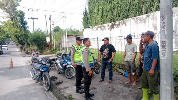 Hindari Gorong Girong Tersumbat ,Kasat Binmas Polres Pematangsiantar Berikan Sosialisasi kepada Penambal Ban di Jalan Medan