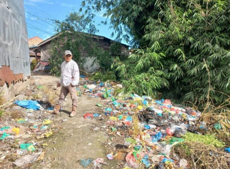 Sampah Menumpuk di Berastagi Timbulkan Bau Menyengat