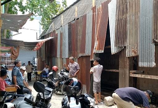 Warga "Pasar Kisaran" Bongkar Paksa Pagar Seng