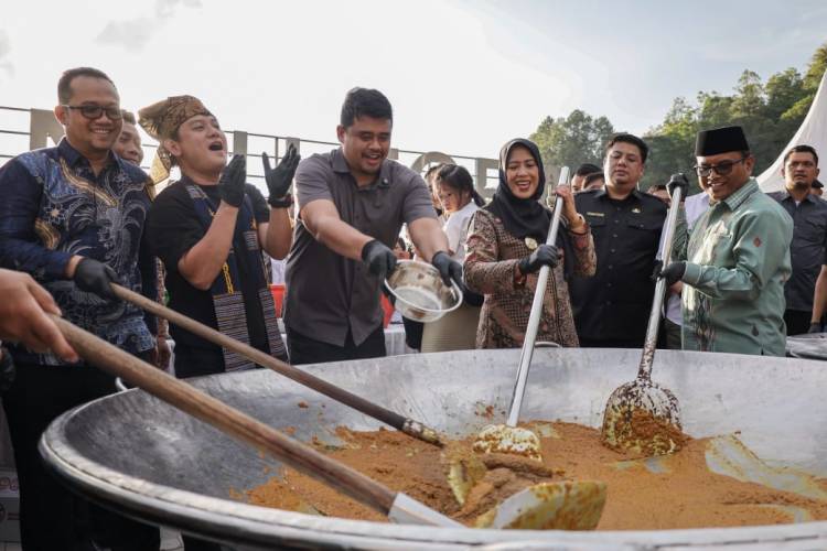 Peringatan HUT ke-77 Sumut, Wawako Herlina Ikut Masak Ayam Rica-rica Andaliman Bersama Gubsu Bobby