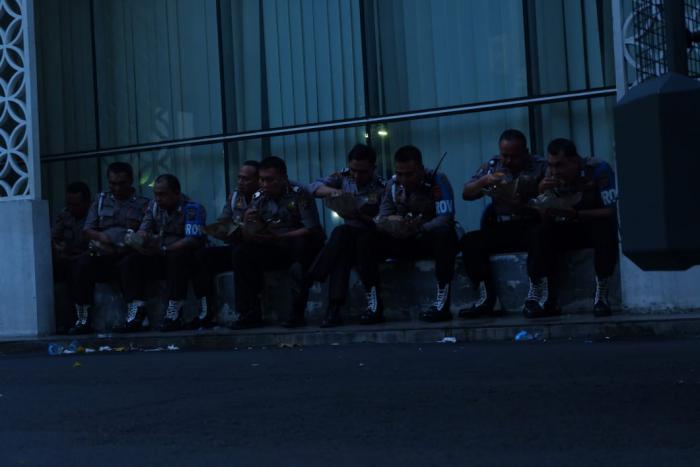 Haru,  Saat Polisi dan Pengunjuk Rasa Buka Puasa Bersama di Depan DPRD Sumut