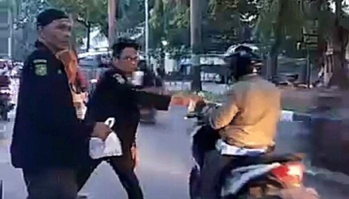 Pembagian Takjil Karang Taruna Medan Pada Warga