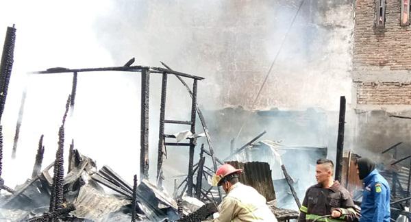4 Unit Rumah Kontrakan di Bambu IV Ludes Terbakar