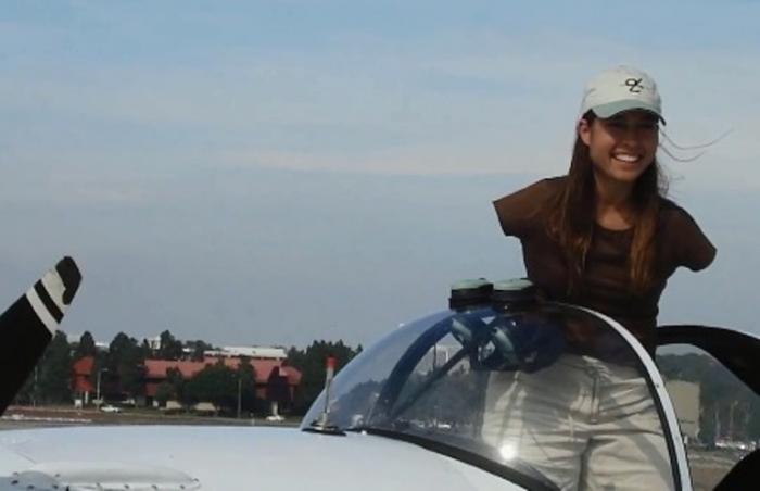 Takjub, Wanita ini Terbangkan Pesawat dengan Kaki