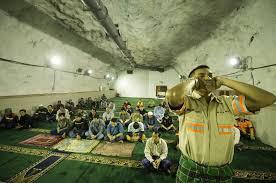 Khusyuknya Shalat Tarawih di Dunia Terdalam Bumi