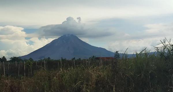 Hampir 4 Tahun Sandang Level IV, Gunung Sinabung Turun Status