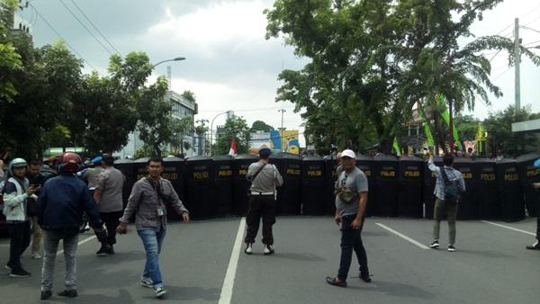 Dua Kelompok Massa Nyaris Bentrok di Depan Kantor Bawaslu Sumut
