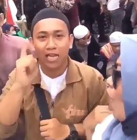 Ada ada saja Pendemo, Leher Orang Nomor Satu Siap Potongnya