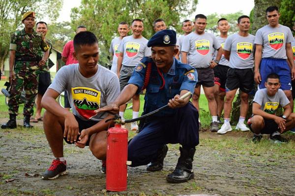 Batalyon Armed 2/105 Kilap Sumagan bersama Dinas Damkar Sosialisasi dan Simulasi Penggunaan APAR
