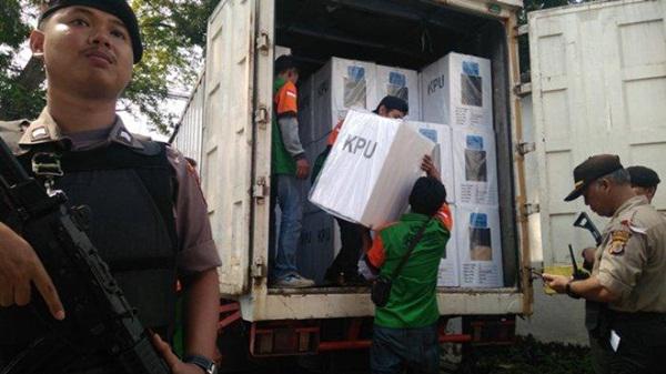 Dengan Pengawalan Ketat, 1.380 Kotak Suara dari PPK Belawan Dikirim ke KPU Medan