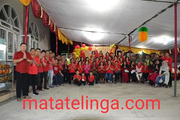 Peringati Hari Waisak, Ratusan Umat Buddha Perdagangan Adakan Pawai Lilin