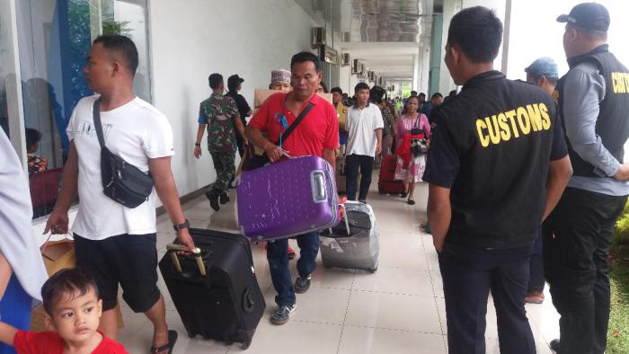 Petugas Awasi Pnumpang Keluat Bersandar di Dermaga Belawan