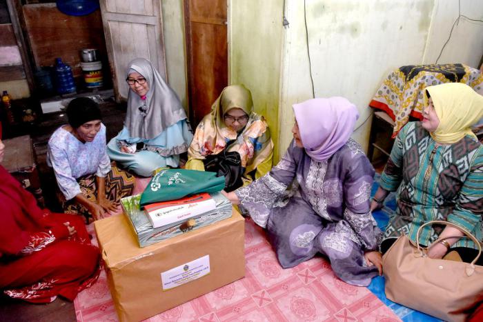 Jelang Lebaran, Ketua TP PKK Sumut Bagikan Bahan Pokok di Belawan