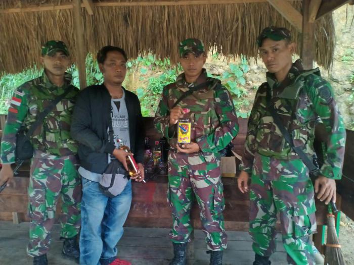Satgas Yonif PR 328 Amankan Puluhan botol MIras Ilegal di Koya Yoso