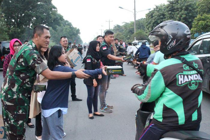 Yonkav 6/NK Bersama Bankom Naga Karimata Berbagi Takjil 