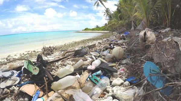 Tumpukan Sandal Bekas Penuhi Pulau Cocos 
