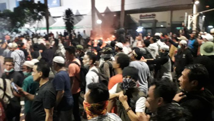 Di Jalan Wahid Hasyim, Massa Bubarkan Diri