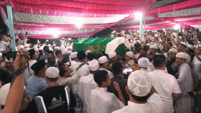 Lantunan Selawat Iringi Jenazah Ustadz Arifin Ilham ke Peristirahatan Terakhir