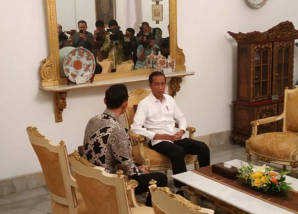 Jokowi Sambut Kedatangan AHY, Kenapa Prabowo Menolak 