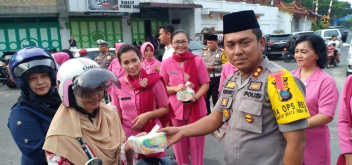 Kapolres Asahan bersama Ketua Bhayangkari Cabang Asahan Berbagi Takjil dan Gelar Buka Puasa Bersama 