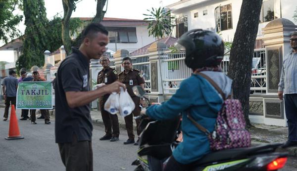 Semarak Ramadhan, Kejari Medan Bagi Takzil Gratis ke Pengendara