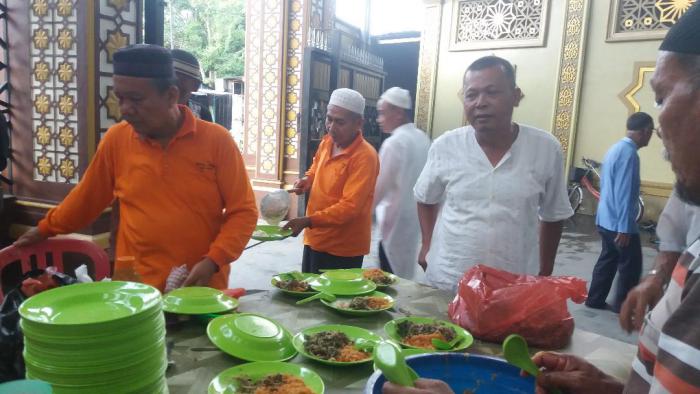 Masjid Jamiq Belawan Sediakan Buka Puasa Bubur Pedas