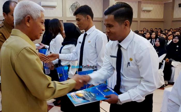 Plt Bupati Asahan Serahkan 400 SK CPNS Formasi Tahun 2018