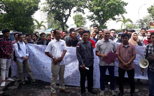 Dukung Penyelenggara Pemilu, Mahasiswa di Medan Serahkan Seratus Ribu Tandatangan Untuk Bawaslu