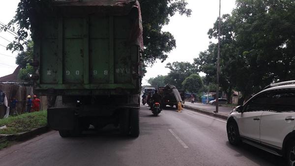 Warga Minta Polisi dan Dishub Tertibkan Kendaraan Berat Parkir "Seenaknya" di Kawasan Jalan KL Yos Sudarso